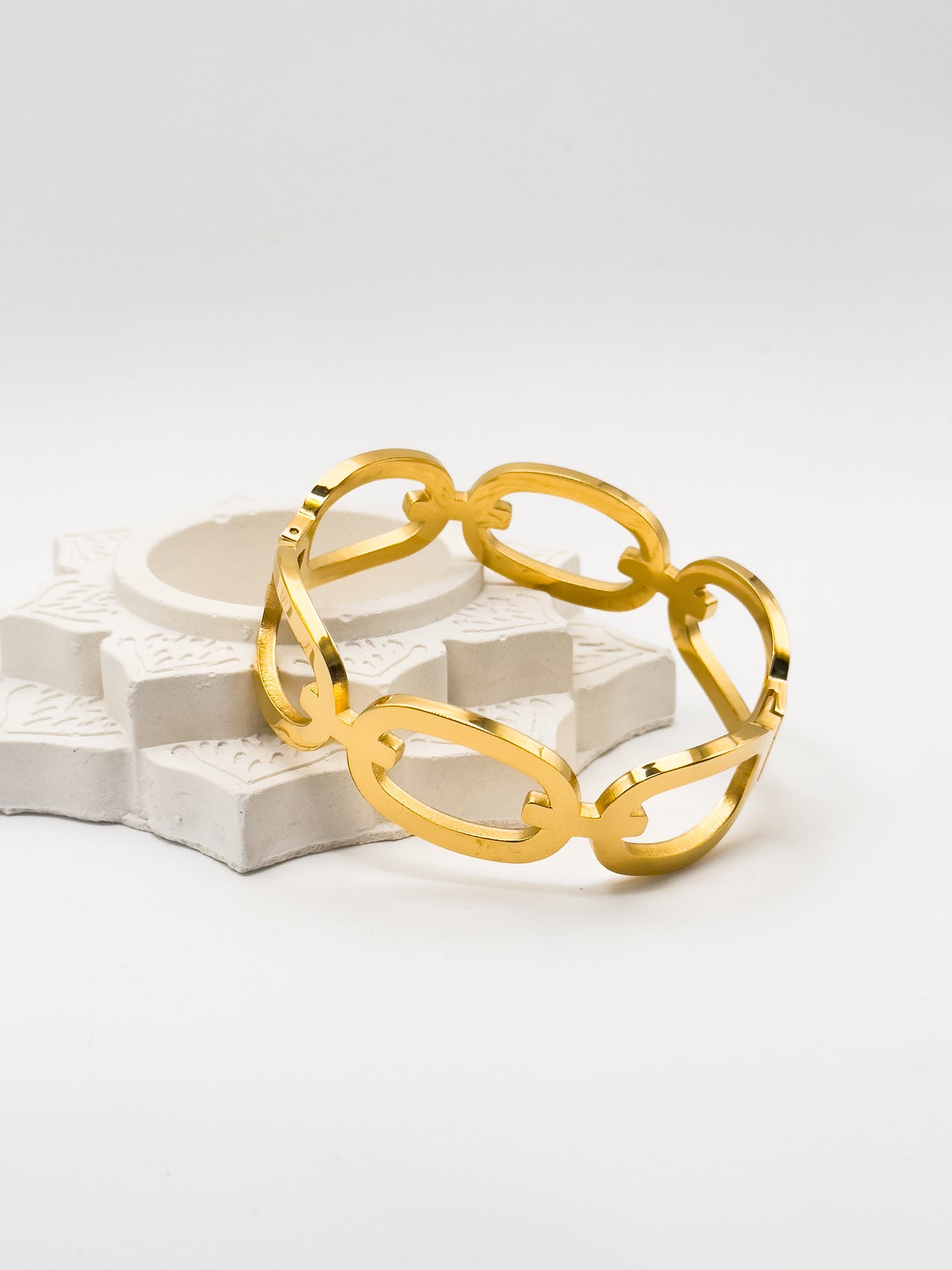 Avara Bold Link Gold Bangle