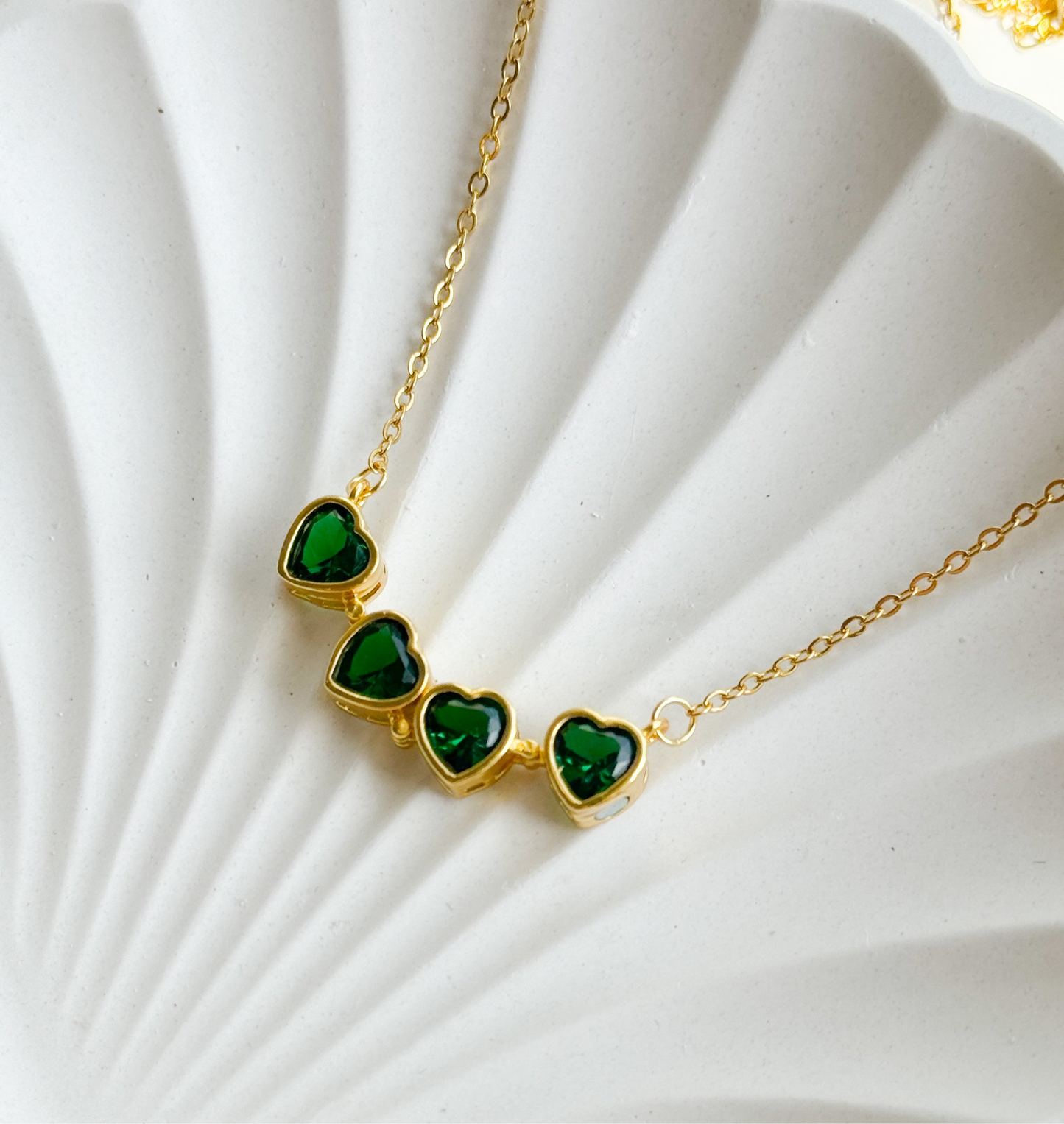 Hearts Entwined Emerald H8 Necklace