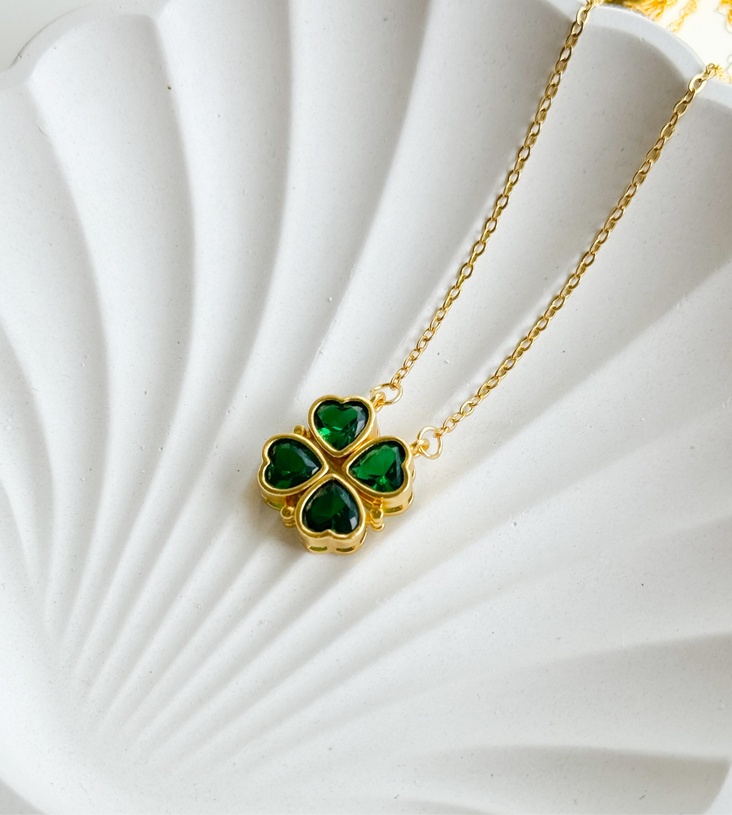 Hearts Entwined Emerald H8 Necklace